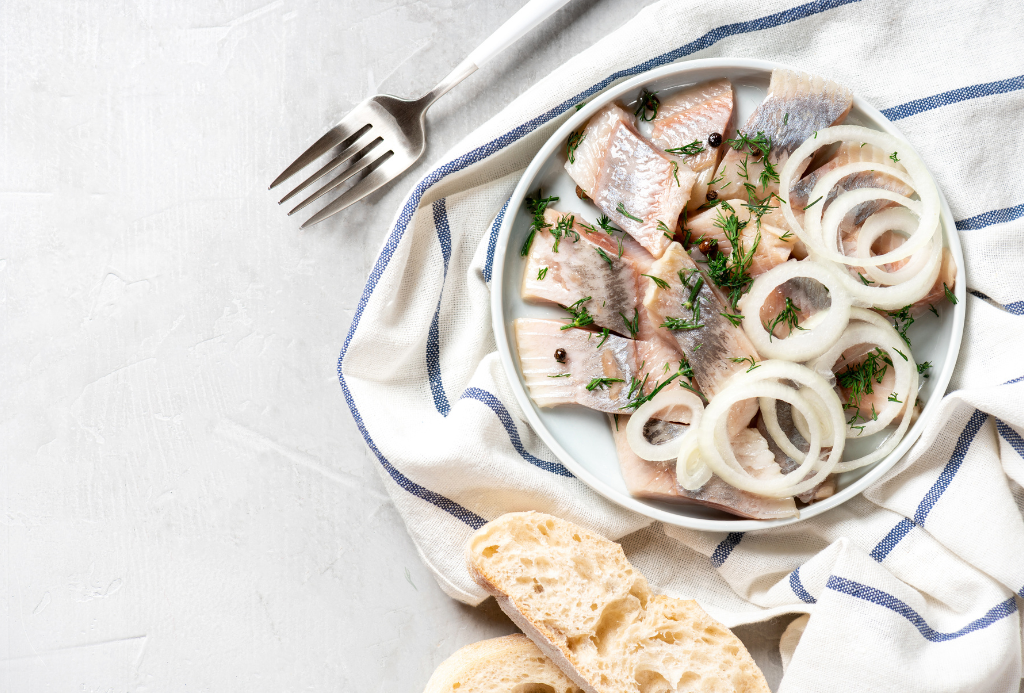 filets de hareng à la crème, à l'aneth, à la moutarde ou encore nos rollmops au vinaigre.